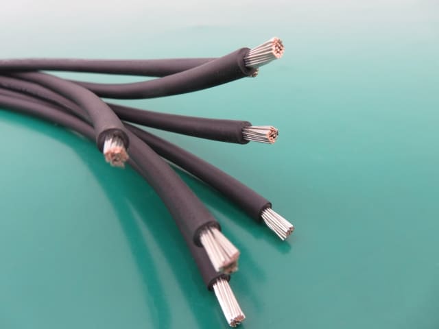 高電圧用コネクタとケーブル: 適切な選定と取り扱い方法